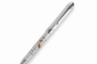 夏目友人帳 プラチナ万年筆コラボ ニャンコ先生 多機能2色ボールペン+シャープペン vol.3
 
2025年7月27日発売
で取扱中 (アニメイト)